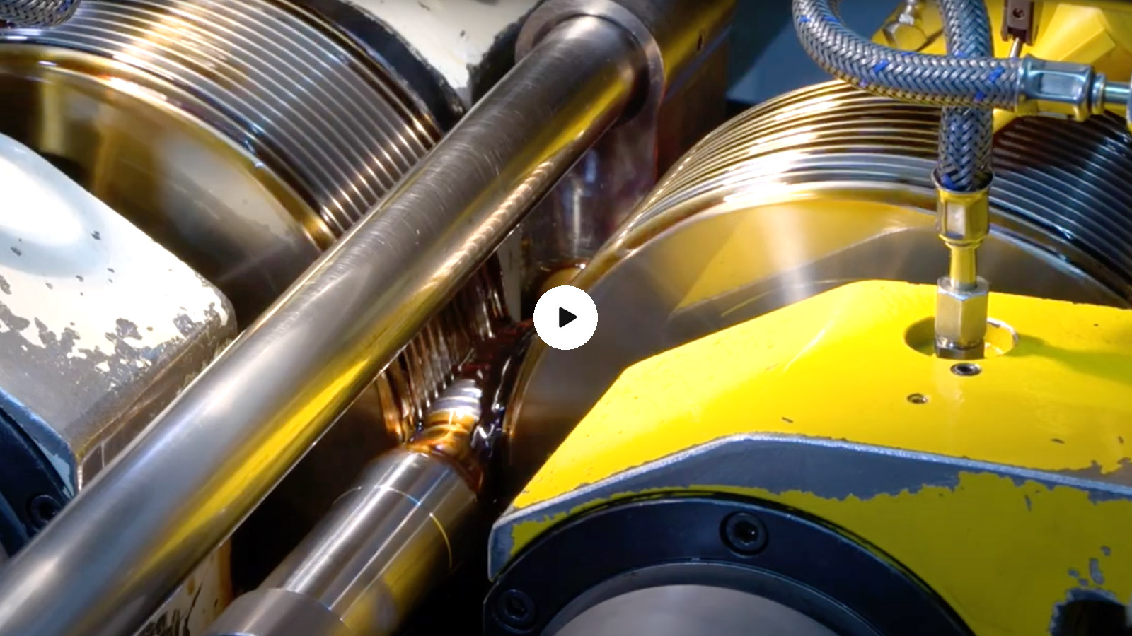 Weiter zum Clip – Produktionsprozess Kaltwalzen von Schneckenwellen