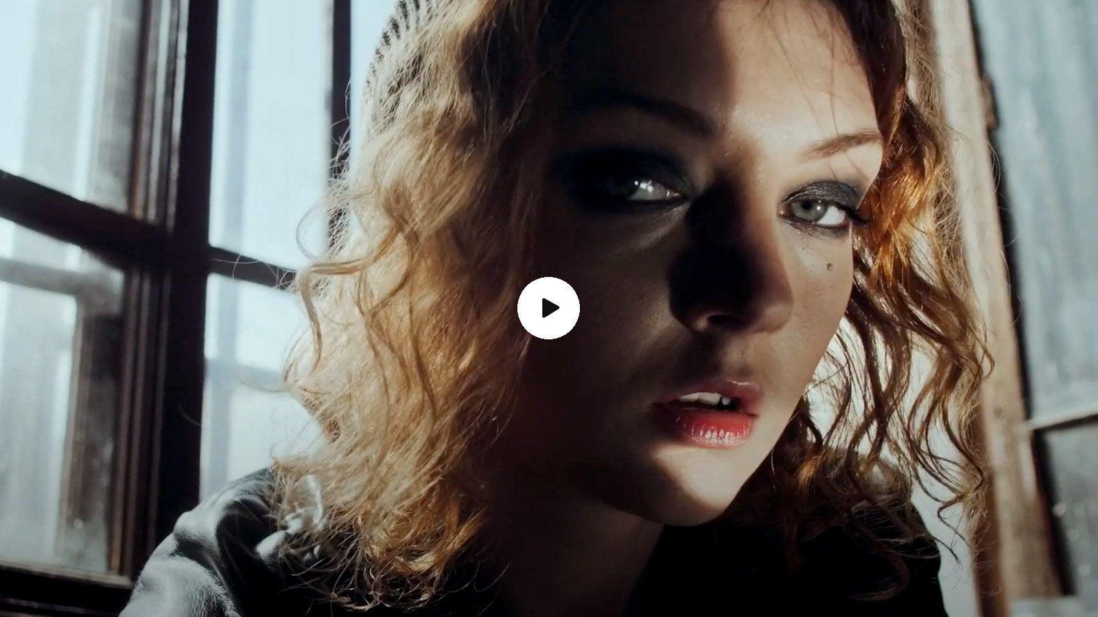 Weiter zum Musikvideo – The Last Moment